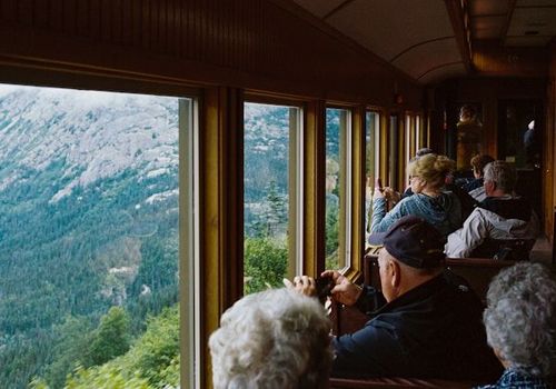 Les voyages organisés offrent confort et assistance, mais moins de liberté.